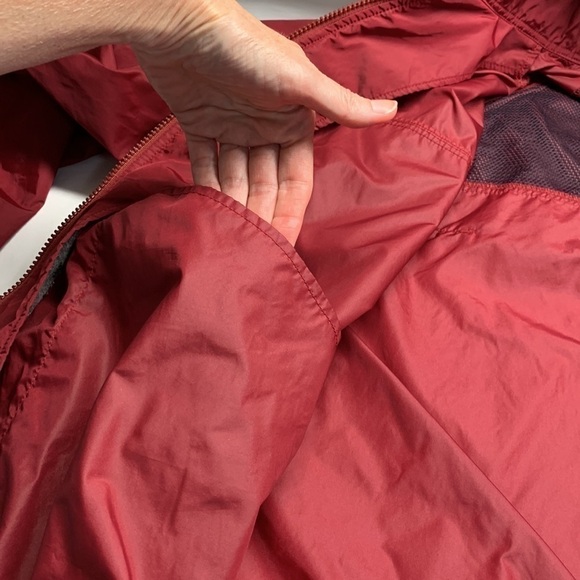 EDDIE Bauer Nylon Shell Windbreaker Packable Hidden Hood Colour Burgundy Large - Picture 8 of 13